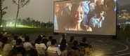 （美女被鸡巴狂草转载）成都秋夜“新耍法”：到公园看坝坝电影